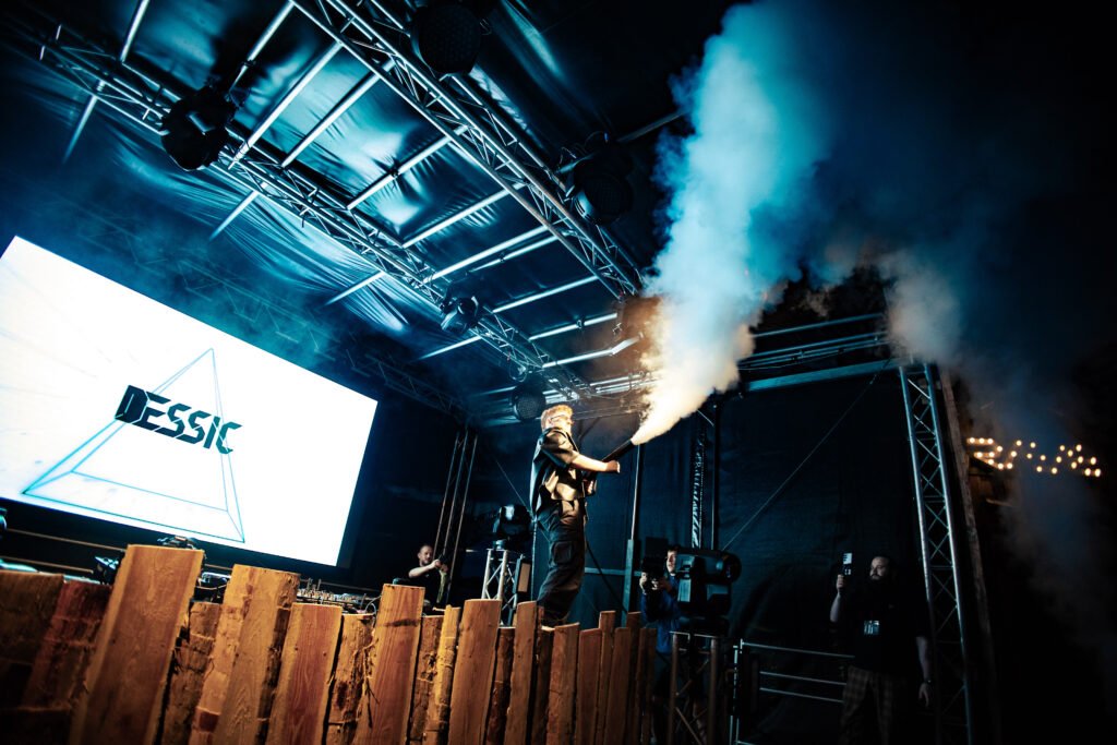 Dessic live on stage